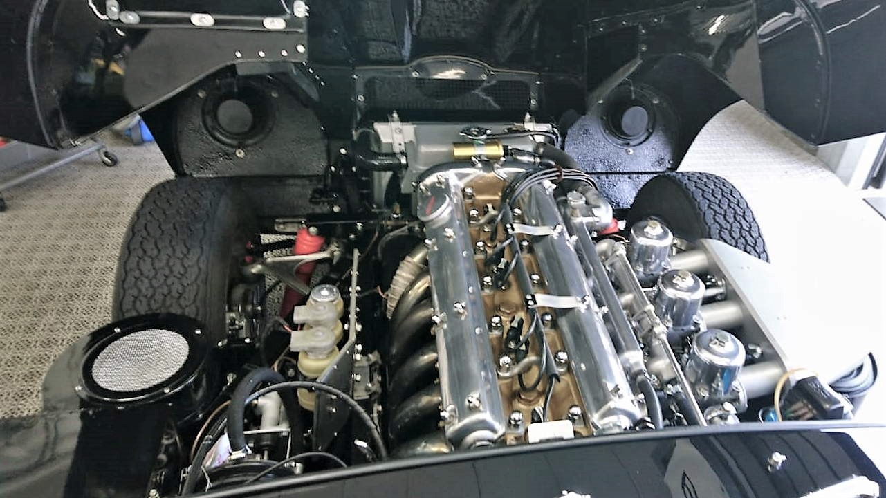 Der gepflegte Motorraum des Jaguar nach der Motorraumpflege.