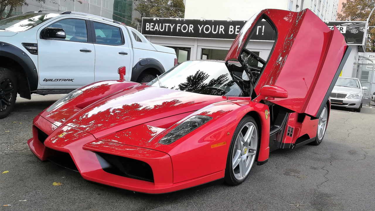 Besondere Autos bedürfen einer besonderen Pflege, so wie dieser rote Ferrari.