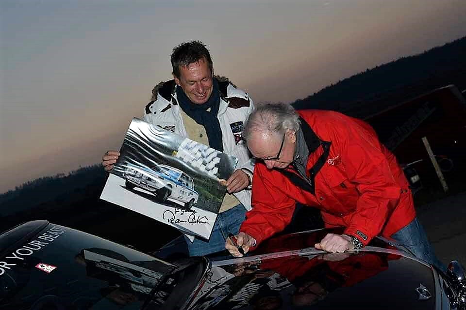 Rauno Aaltonen signiert den Mini Cooper von Gerry Holzweber